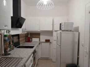 La petite maison avec patio dans la cour